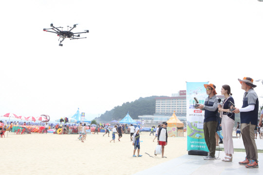 새로운 기술·콘텐츠 시연장이 된 해운대. 사진은 한국국토정보공사가 지난 1일과 2일, 양일간 드론을 활용해 교통안전정보를 제공하는 모습. <한국국토정보공사 제공>